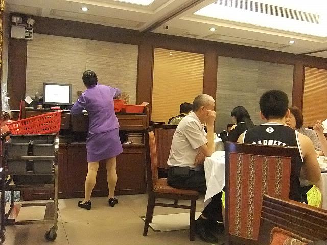 店内では店員さんが忙しく動いています