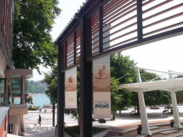 海が目の前のショッピングスポット