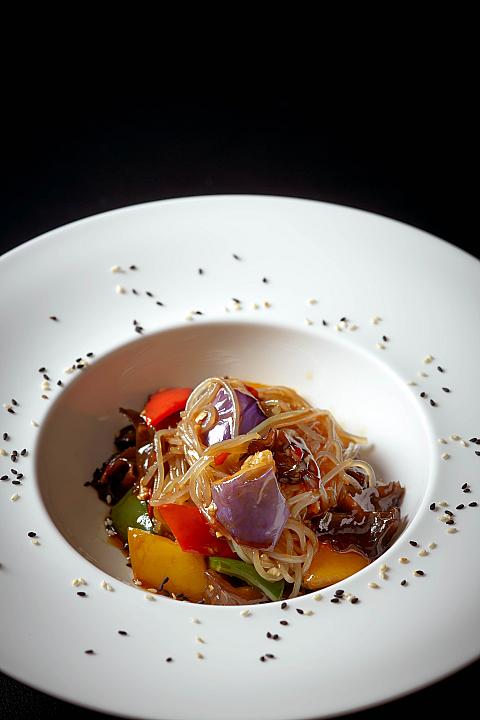 こちらはTossed Tapioca Lasagne with Braised Eggplants, Trio Colour Capsicums