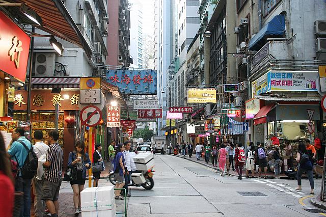永楽街（Wing Lok Street）のようす