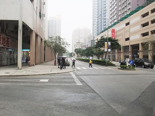 基馬垃斯大馬路は大きな通りです