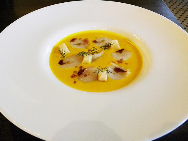 Hokkaido Scallp With Pumpkin Veloute And Crispy Hamは器もオシャレ