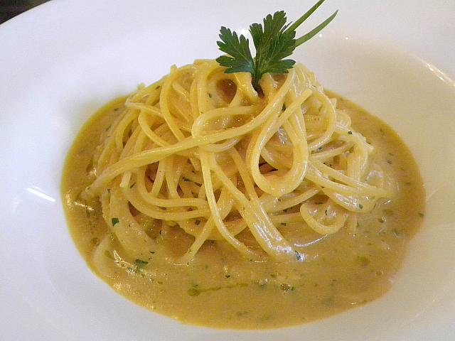 盛り合わせもきれいなSpaghetti With Sea Urchin And Parsley