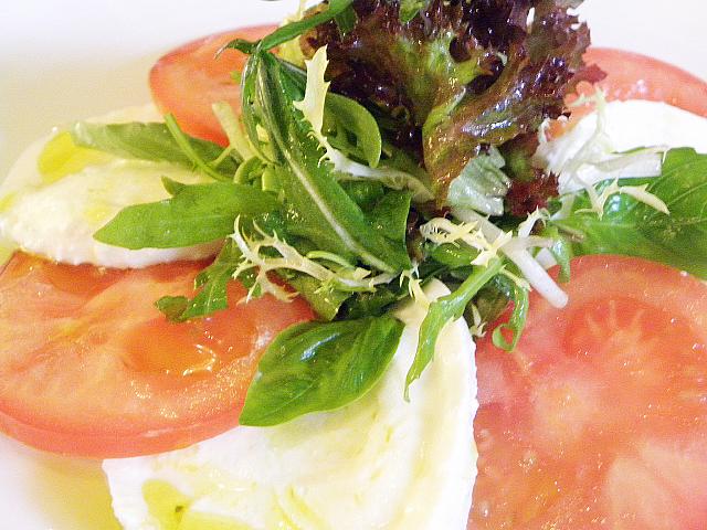 スターターとして最適なCampania Bufferlo Mozzarella Cheese With Sliced Tomato 