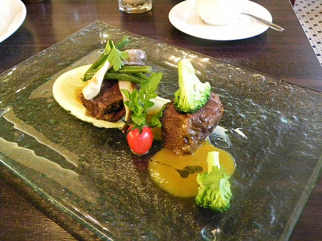 見るからにおいしそうなWagyu Beef Cheek Slow Cooked In Red Wine With Mash Poteto