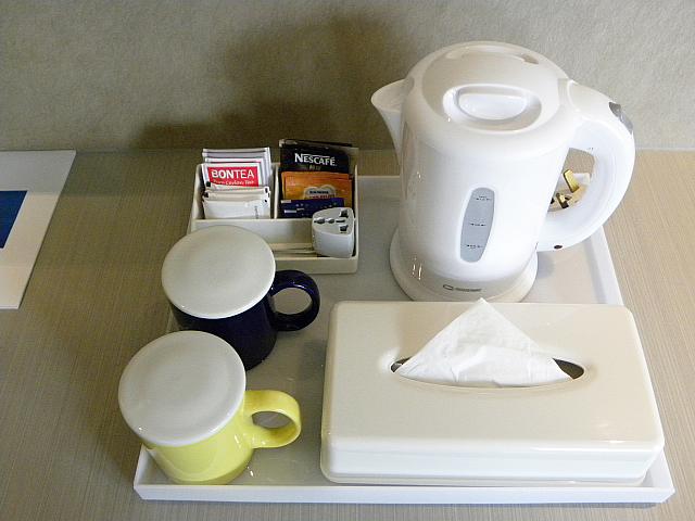 湯沸しポットとお茶など