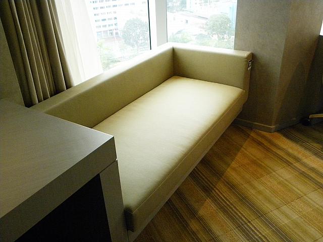 もう1人寝れそうなくらいのソファ