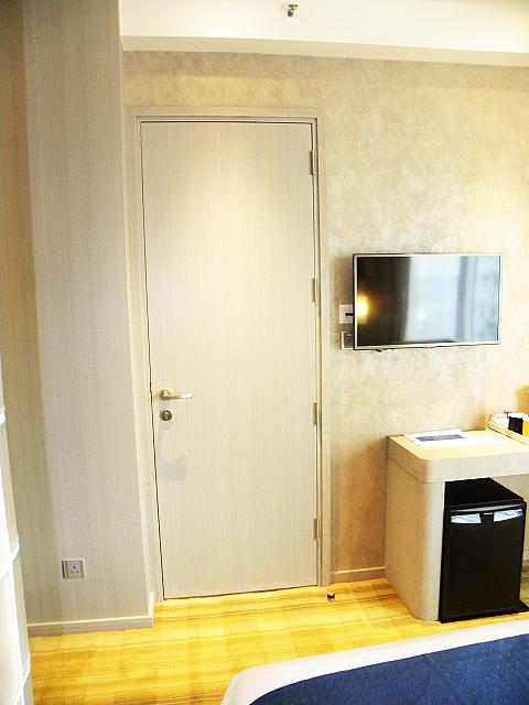 隣の部屋につながるドア
