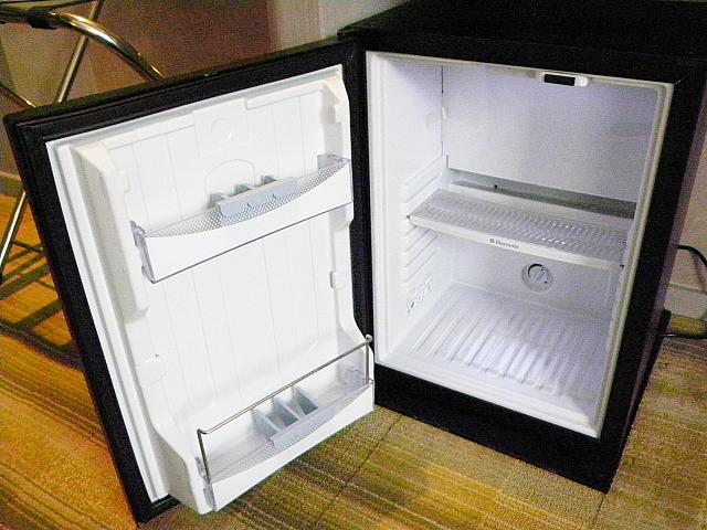 冷蔵庫には何も入っていません
