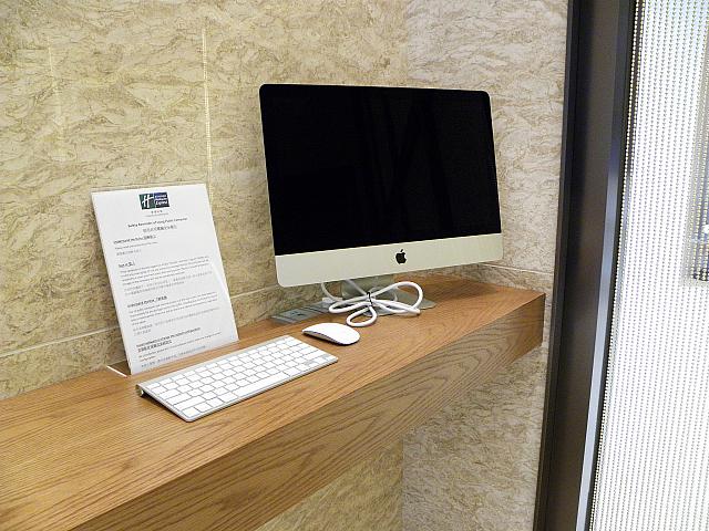 ロビーにコンピューターは”マック”