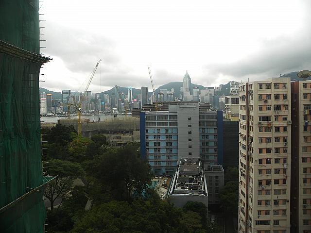 奥に見えるのは香港島