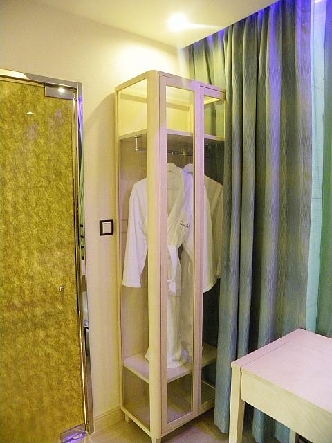この部屋にもバスローブがありました