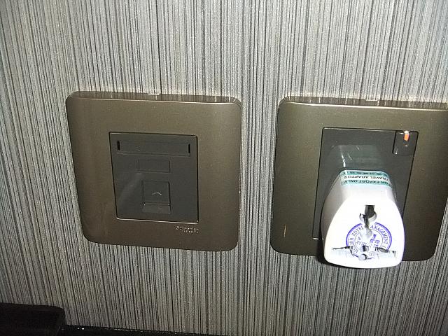 ネット用のケーブルとアダプター