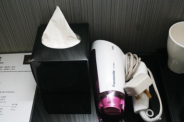 ドライヤーとティッシュペーパー