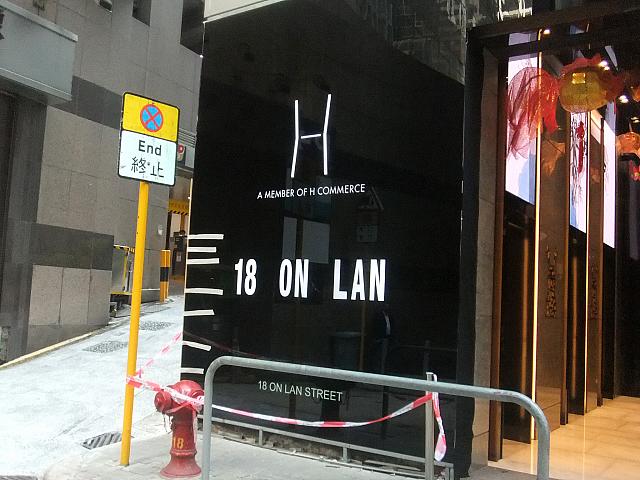 右手にビルの入口が現れます