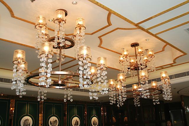 シャンデリアも雰囲気があります