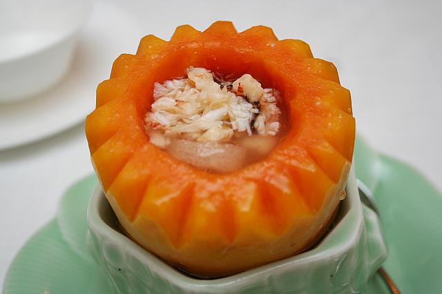 海鮮木瓜盅は器も食べられます