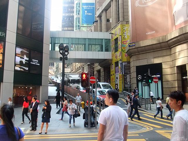 交差点を超えまっすぐ進みます