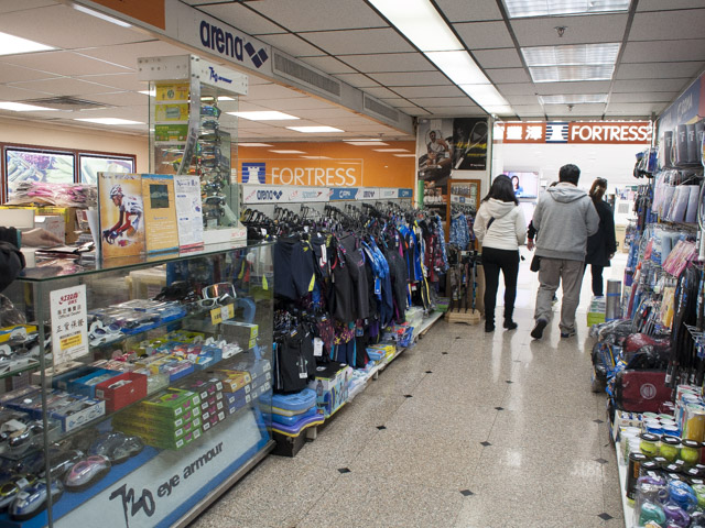 奥には家電量販店入口。