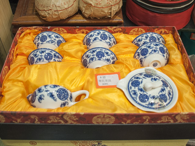ケース入り茶器セット（$680）。
