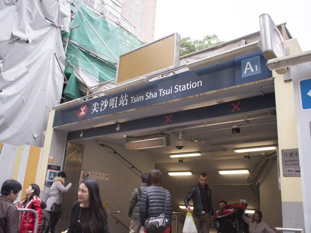 A出口、道路に向かって左方向へ。
