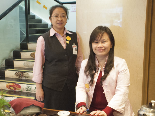 お薬とお茶の説明をしていただいた、パークレーン店のスタッフ。