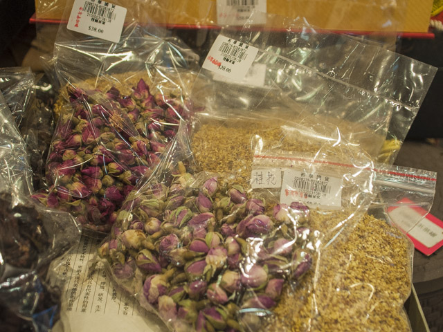 花茶に入れるバラや菊も。