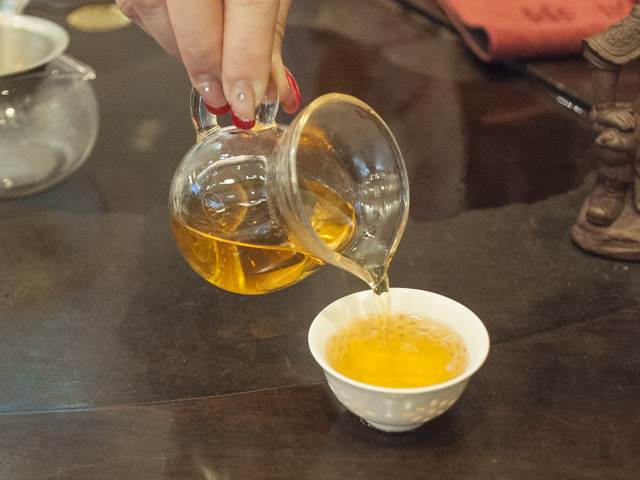 ３回目のお茶を茶杯にそそぎます。