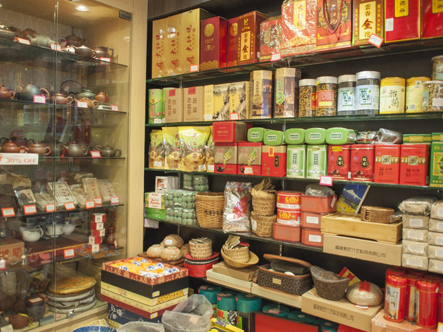 小さいながらもかなりの品揃えがあるお茶コーナー。
