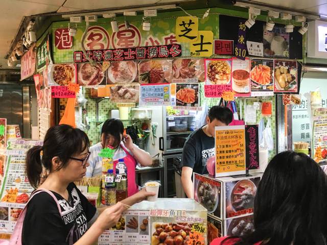 人気店の「名星」ではチーズかけうどんが人気らしい。勇気がある人ぜひ挑戦！