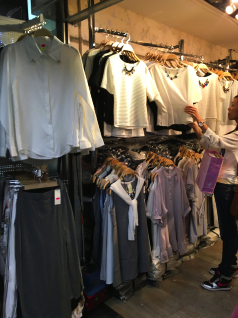 通勤に使えそうな服も
