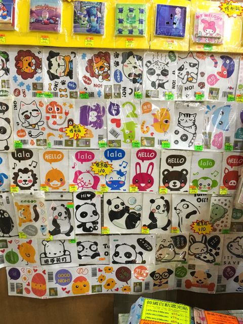 吹き抜け内にステッカー専門店！