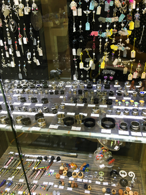 ボディピアスの店もある！