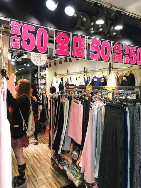 店内全部50ドルだそうです