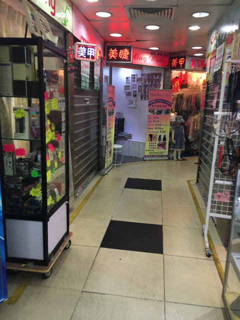 小径を入っていくとネイルショップなどがたくさんあります
