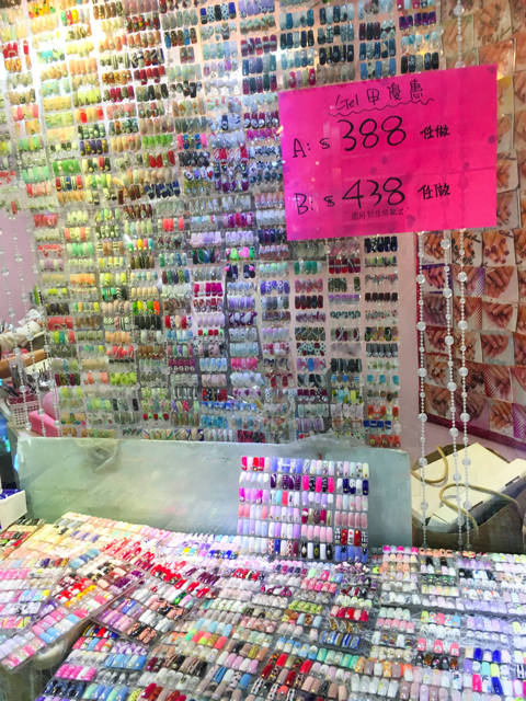 ネイルのお店はあちこちにあります
