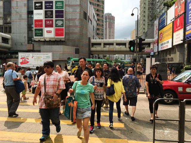 駅を出ると目の前に信号があるので渡ります
