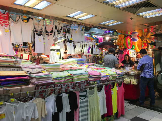 エスカレーター脇のお店