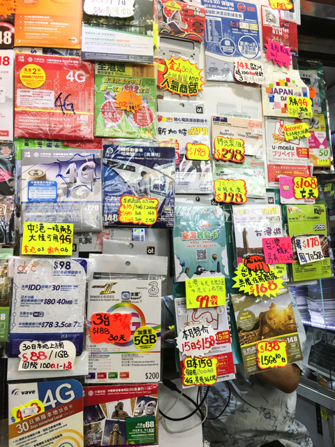 各種データカード、通話SIMカードなど。深水埗や旺角に行かなくても揃っています