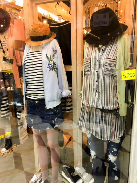 なかなか可愛いファッションが並ぶ