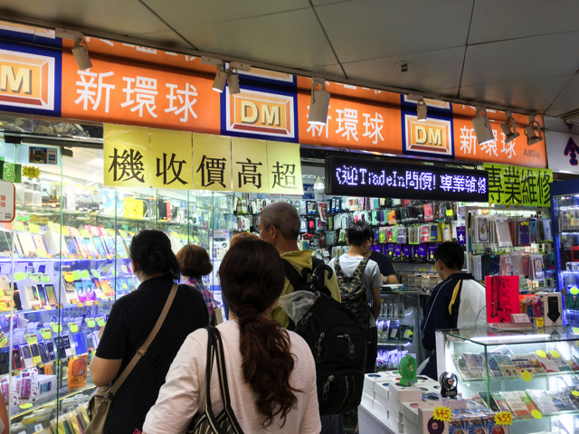 スマホ用品のお店では買取や修理もしてくれます
