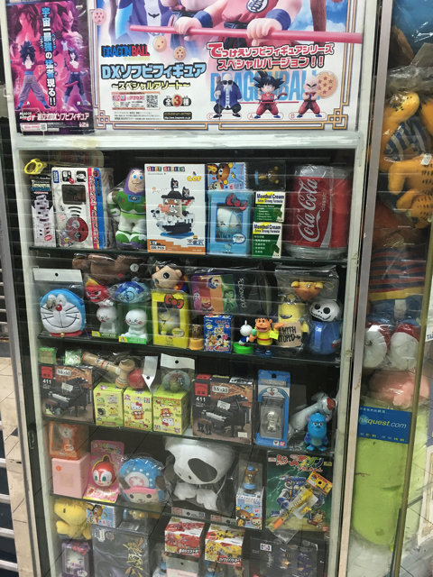店内びっしり、なんでもありな品揃え