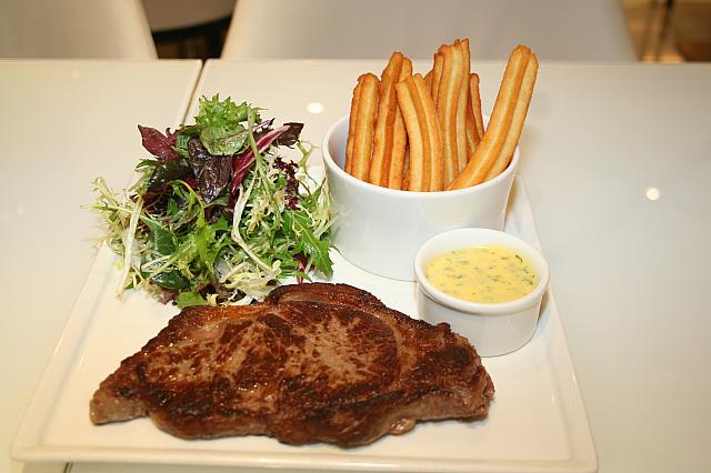 ユニークな味のフライドポテトがつく「Sirloin steak with FAUCHON fries」