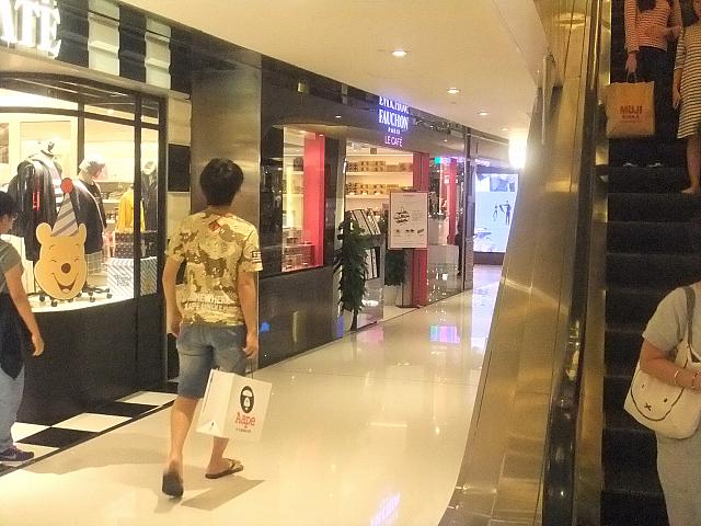 上がりきると左に向かい突き当たりを右に行くとフォションが左手に見えます