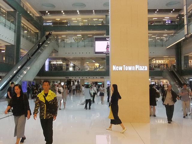 New Town Plazaというモールの入口に出ます