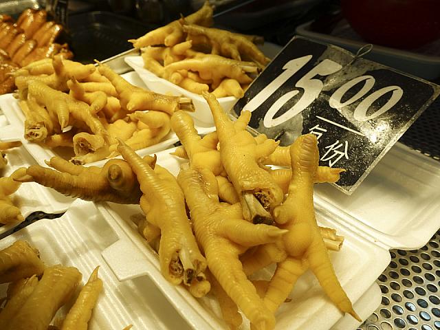 鶏の足も山盛り...