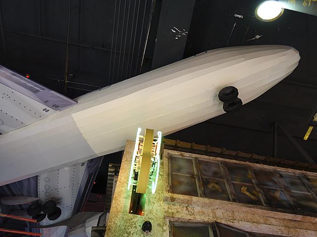約11mの紙でできた飛行機が頭上を飛んでいます