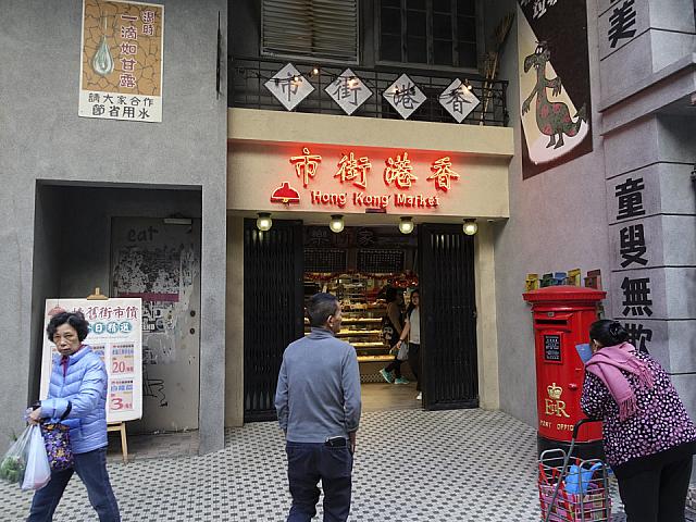入口は狭めですが、ネオン看板があるのでわかりやすい
