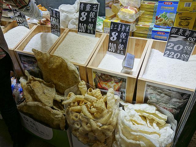 お米も昔ながらの量り売りスタイル