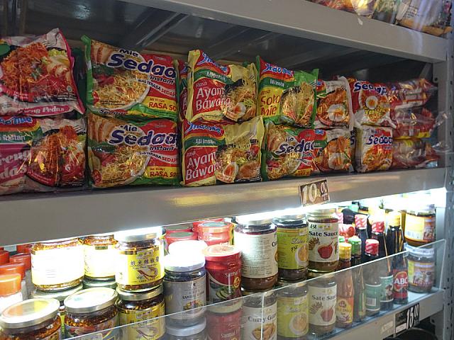 東南アジアの調味料や食材、日用品が売っていました